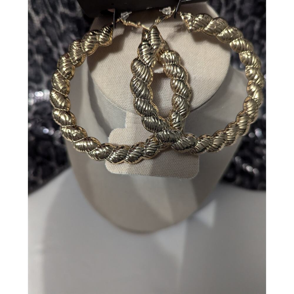 nOir Gold Tone Classic Twist Hoop Earrings - Picture 5 of 6